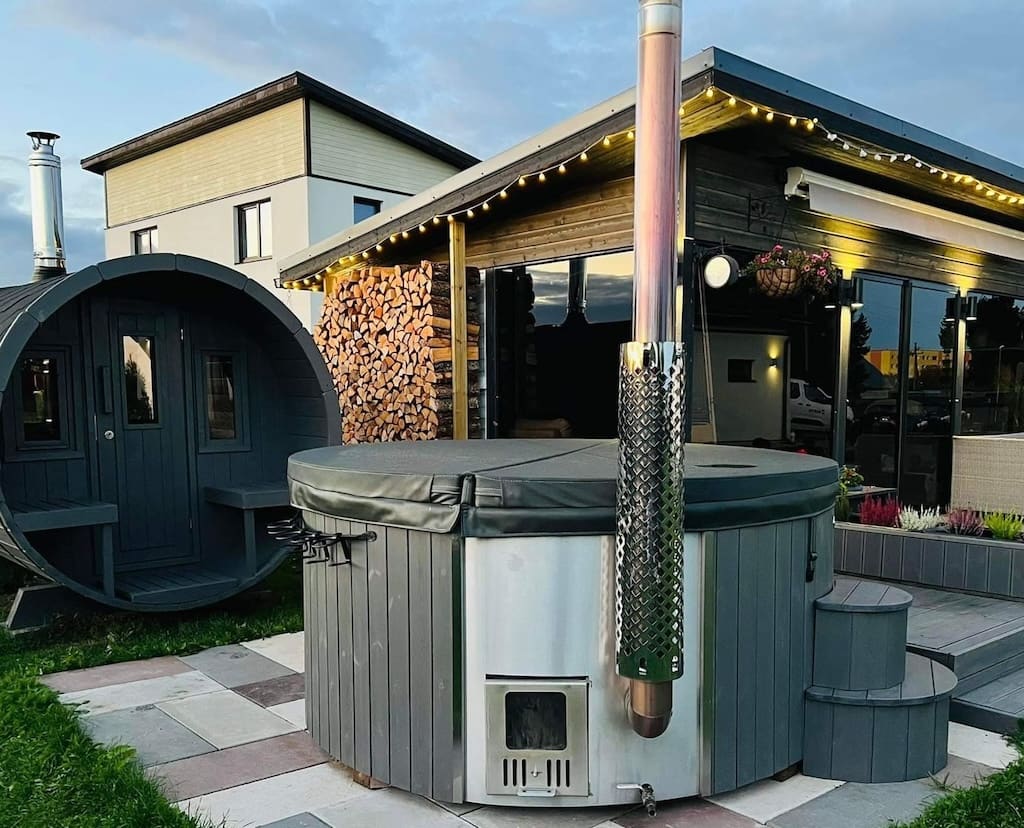 Deluxe Wood Fired 6 Person Hot Tub with Integrated Heater