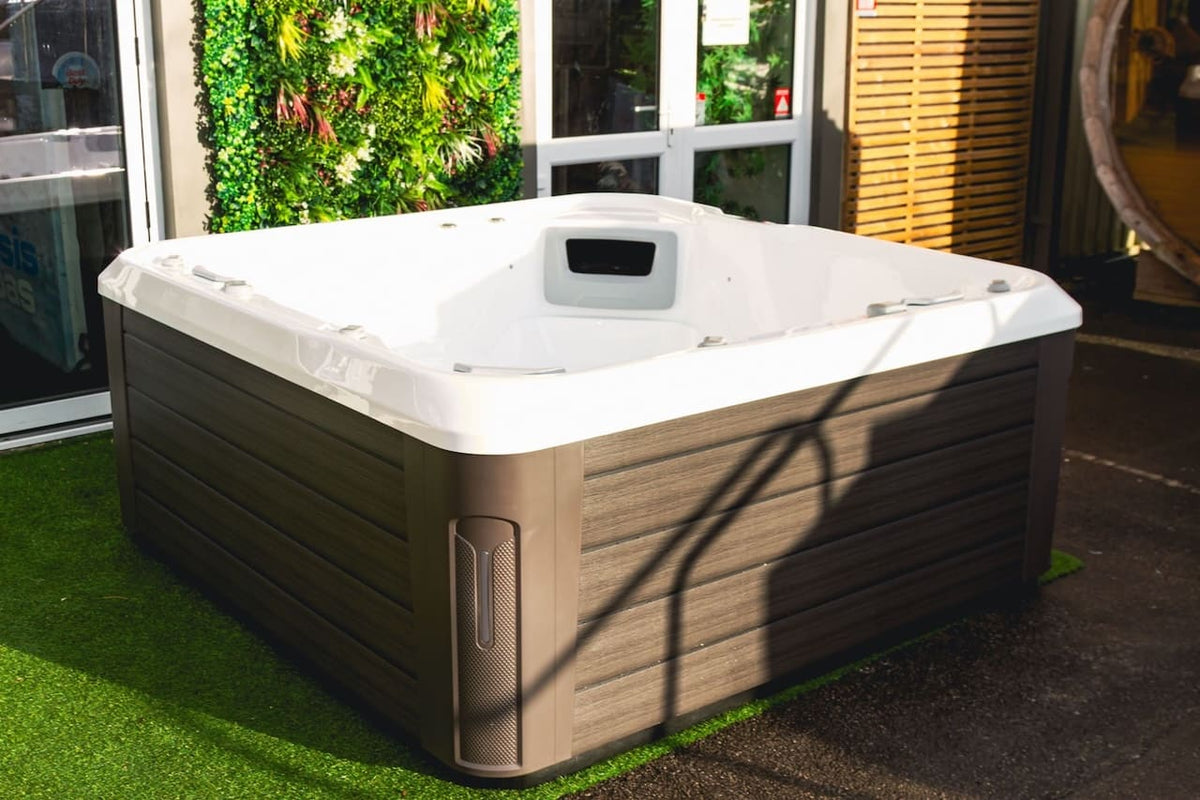 Equinox EQ570 Pro 5 Person Hot Tub 32 Amp