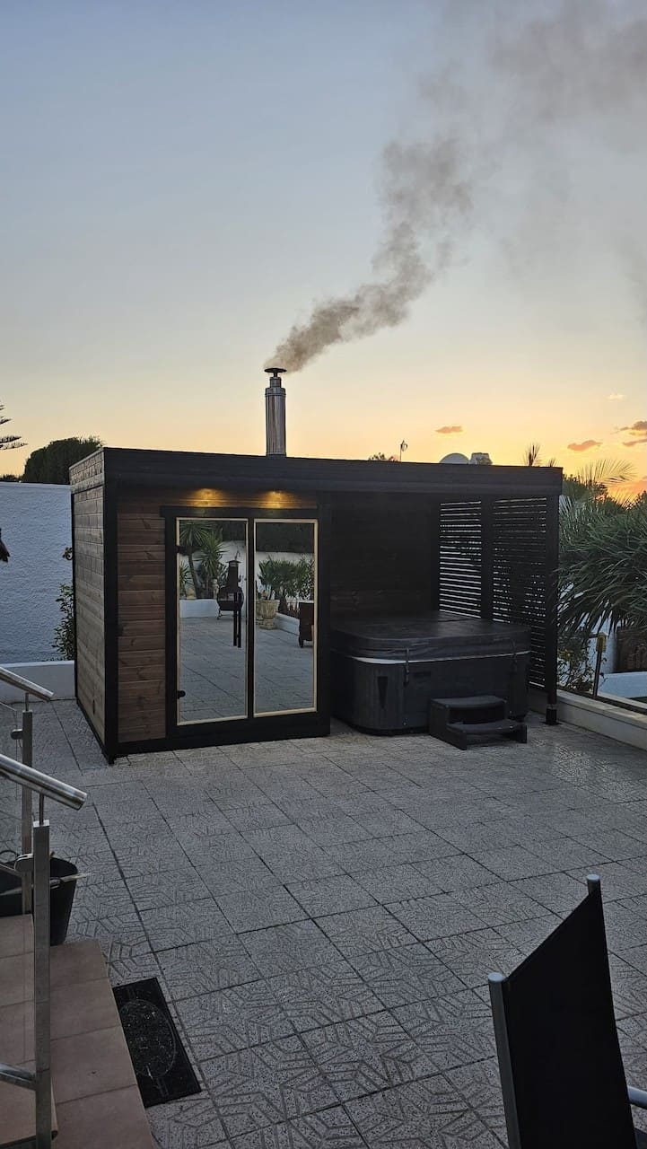 Leil® Patio S Plus 4 Person Outdoor Sauna