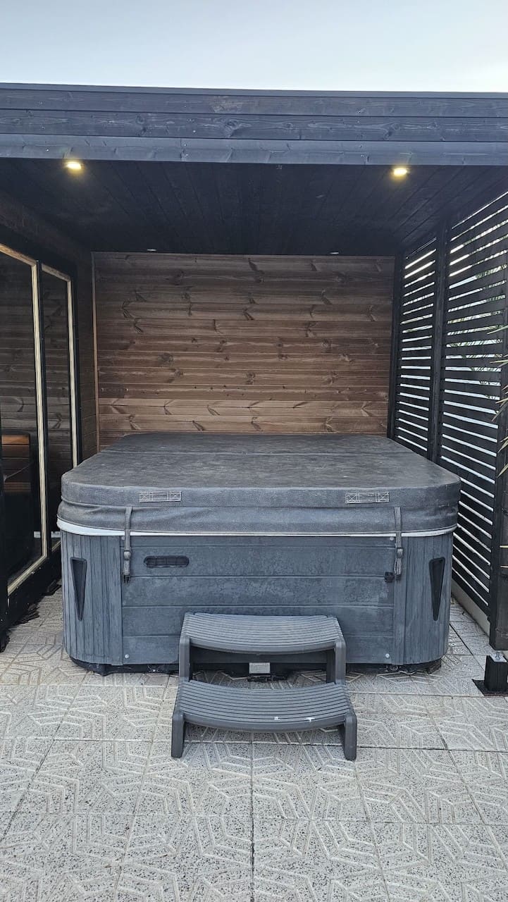 Leil® Patio S Plus 4 Person Outdoor Sauna